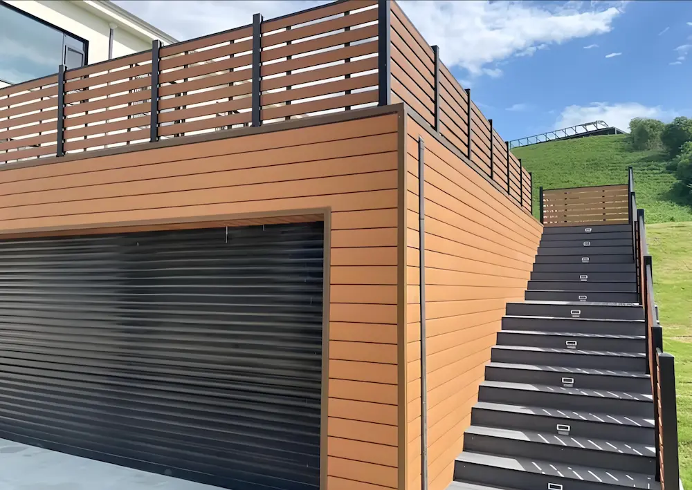 Low-maintenance composite fencing resisting weather damage